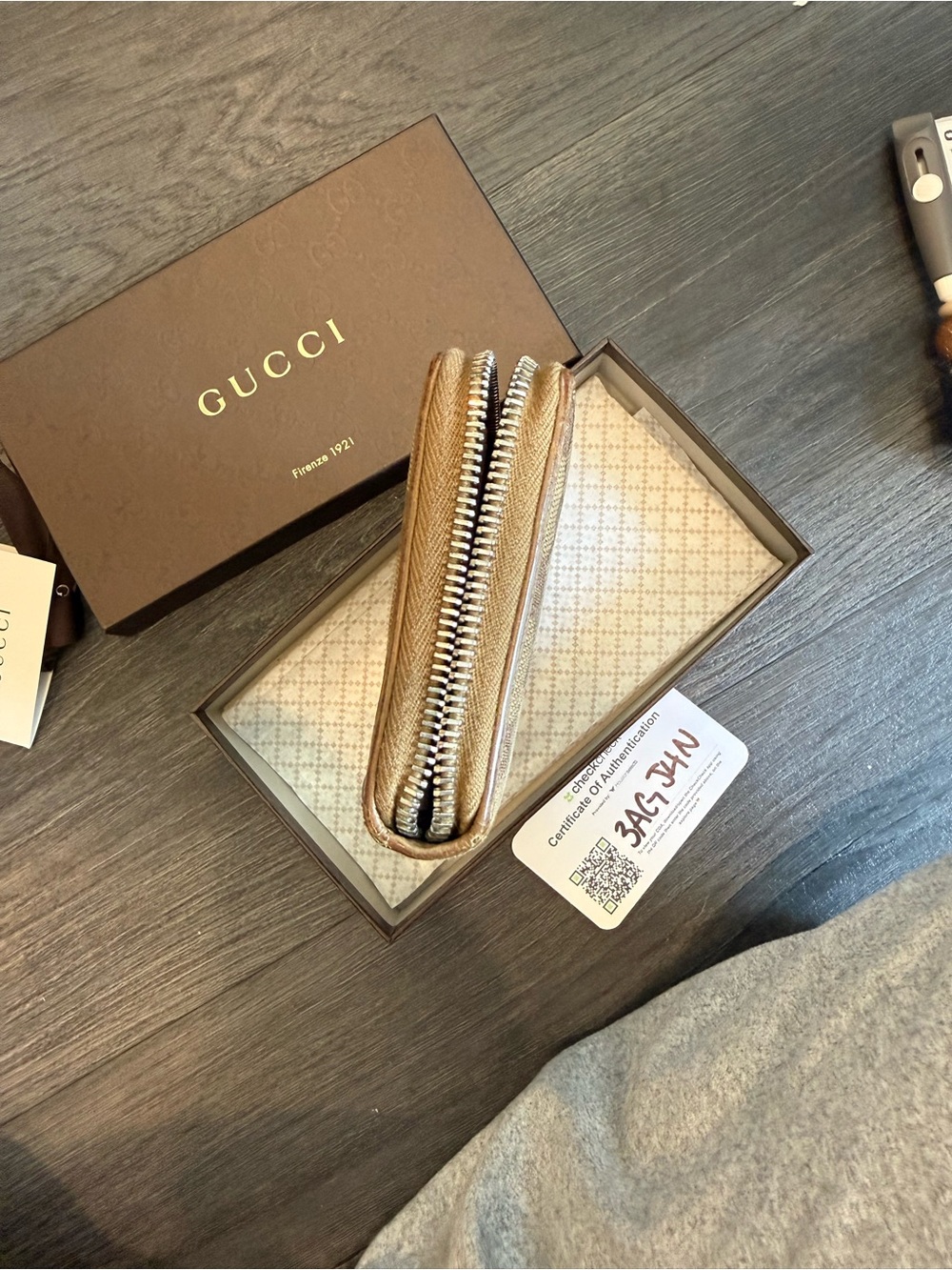 Gucci Beige and Brown GG Supreme Zip Wallet COA included and BoX - Picture 3 of 7